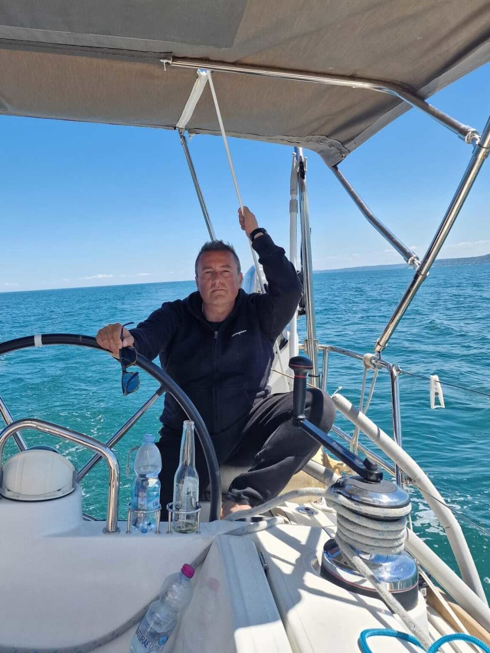 Traccia la rotta verso la gioia: una giornata intera di autentica navigazione a vela a Pescara su una barca a vela.