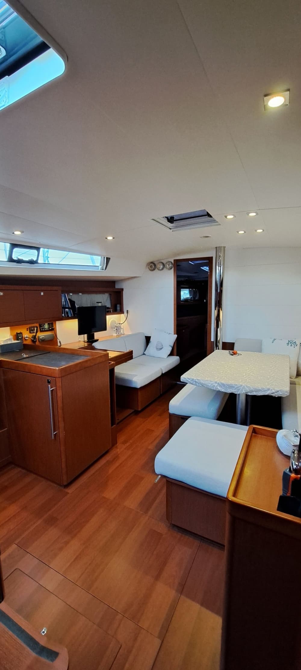 Traccia la rotta verso la gioia: una giornata intera di autentica navigazione a vela a Pescara su una barca a vela.