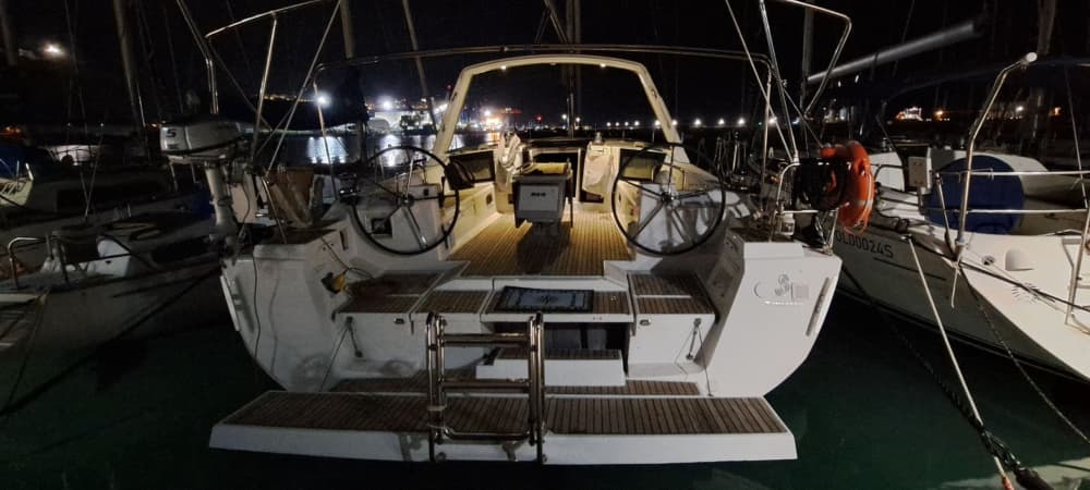 Traccia la rotta verso la gioia: una giornata intera di autentica navigazione a vela a Pescara su una barca a vela.