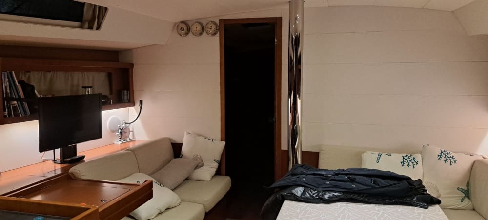 Traccia la rotta verso la gioia: una giornata intera di autentica navigazione a vela a Pescara su una barca a vela.