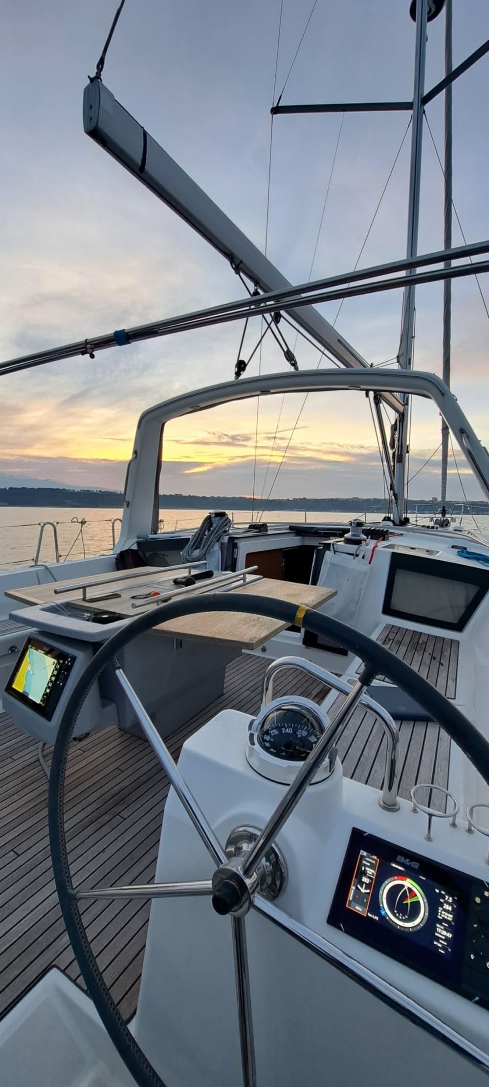 Traccia la rotta verso la gioia: una giornata intera di autentica navigazione a vela a Pescara su una barca a vela.