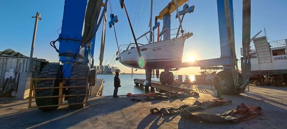 Traccia la rotta verso la gioia: una giornata intera di autentica navigazione a vela a Pescara su una barca a vela.