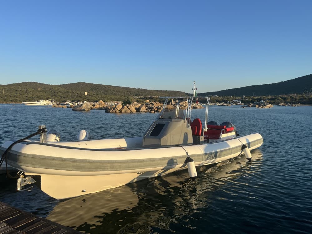 4h to explore Porto Cervo on a motorboat