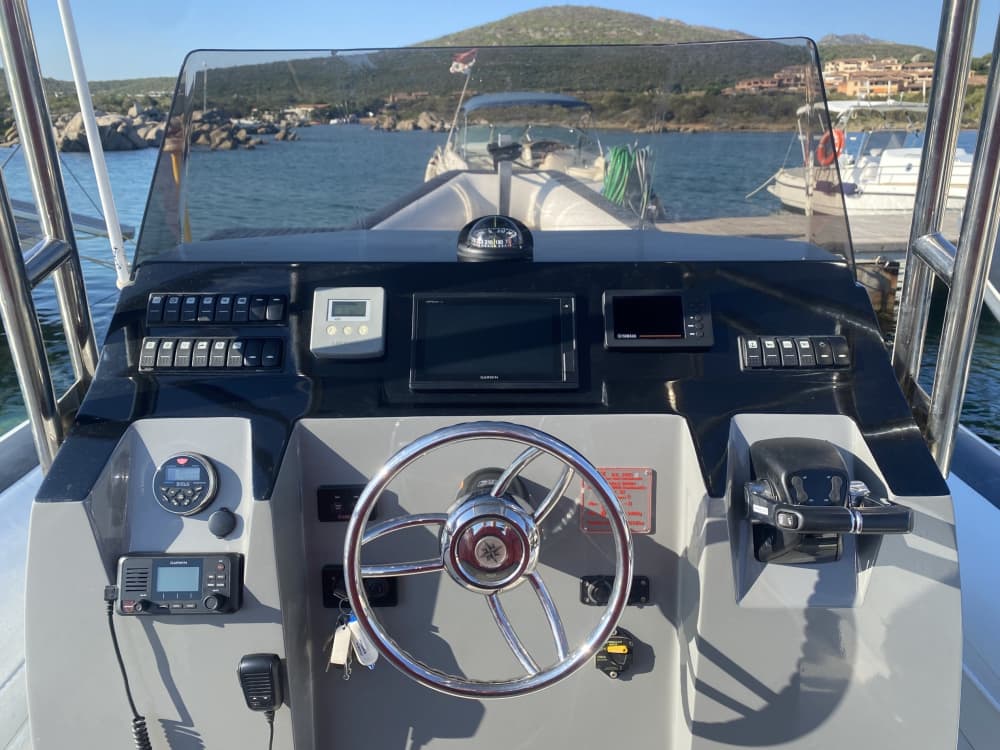 4h to explore Porto Cervo on a motorboat