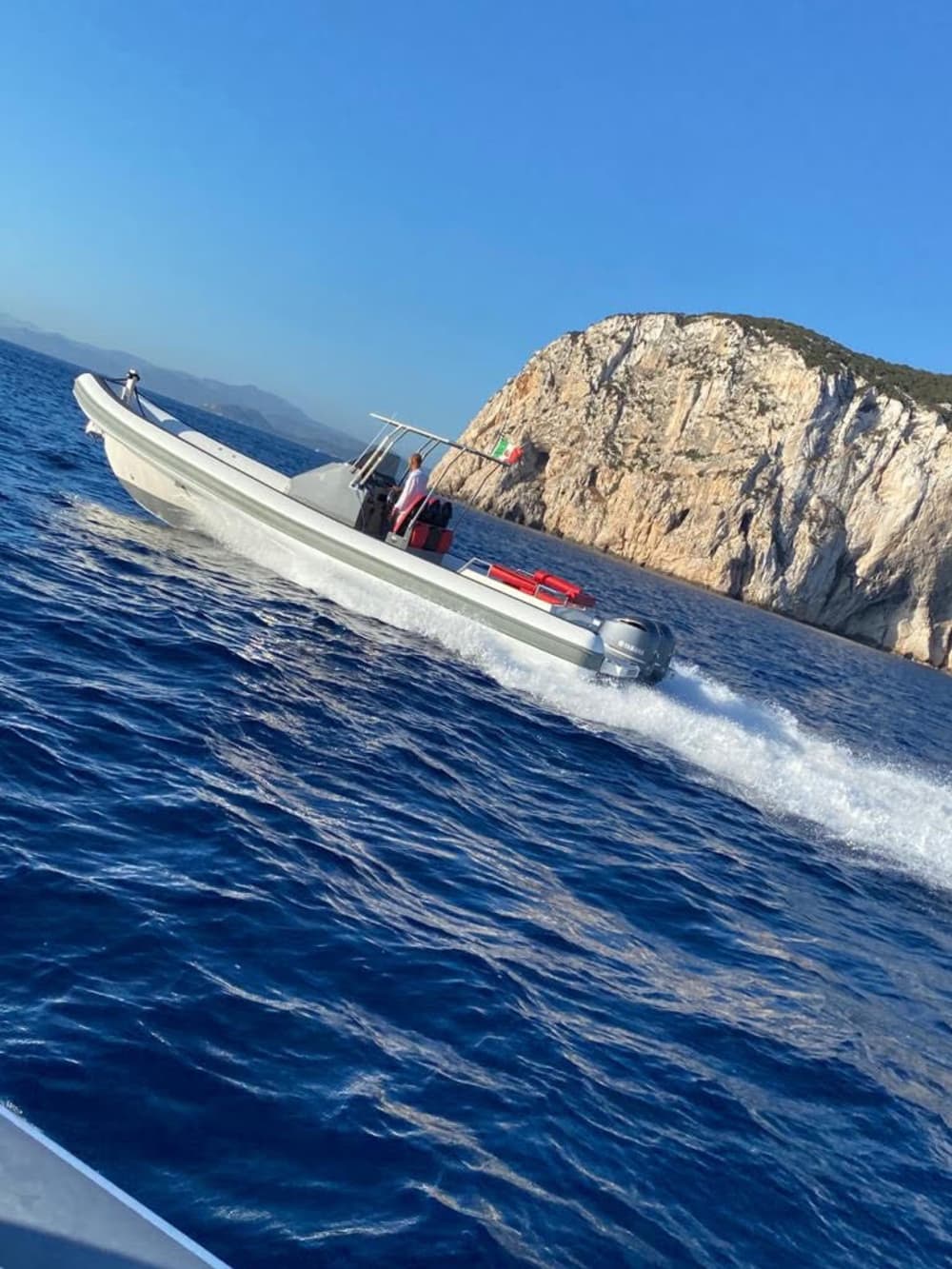 4h to explore Porto Cervo on a motorboat