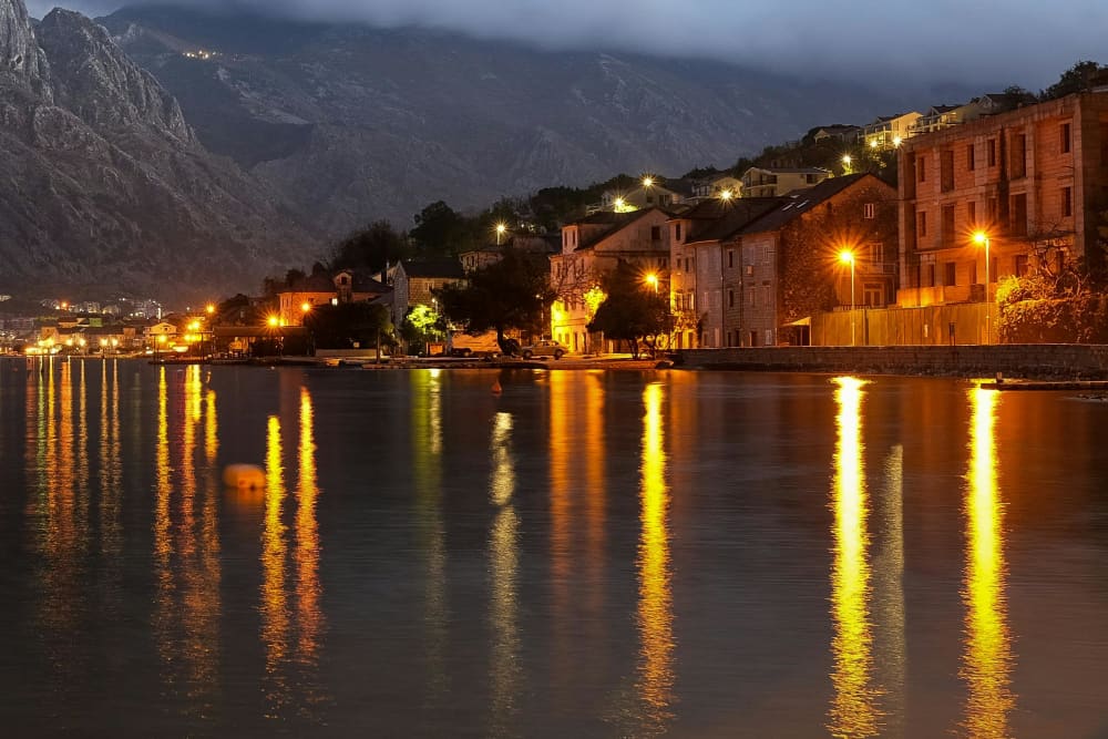 Pôr do sol sereno: cruzeiro noturno de 4 horas pela Baía de Kotor