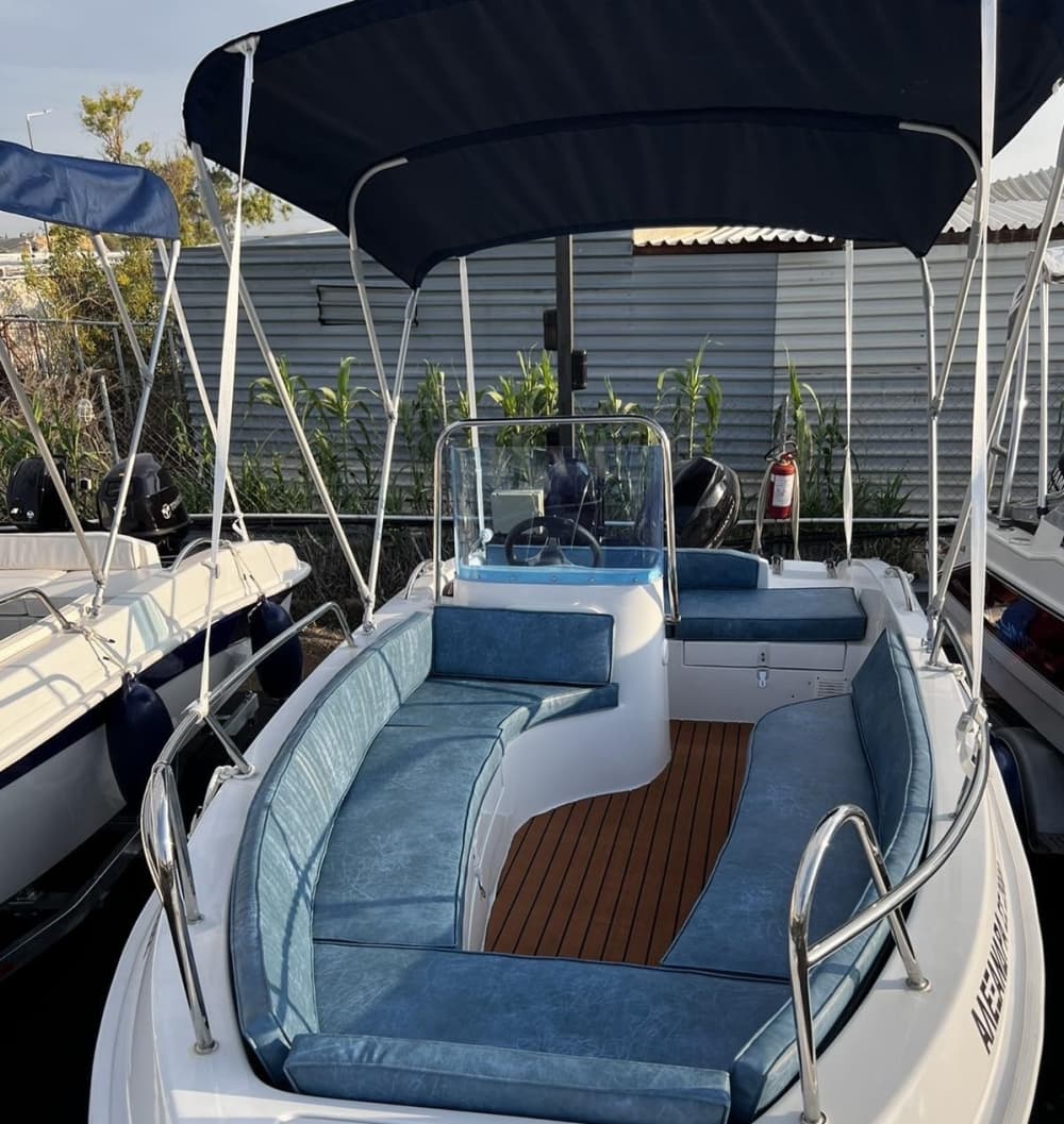 Votre journée à Athènes : louez un bateau à moteur pour 9 h de découverte.
