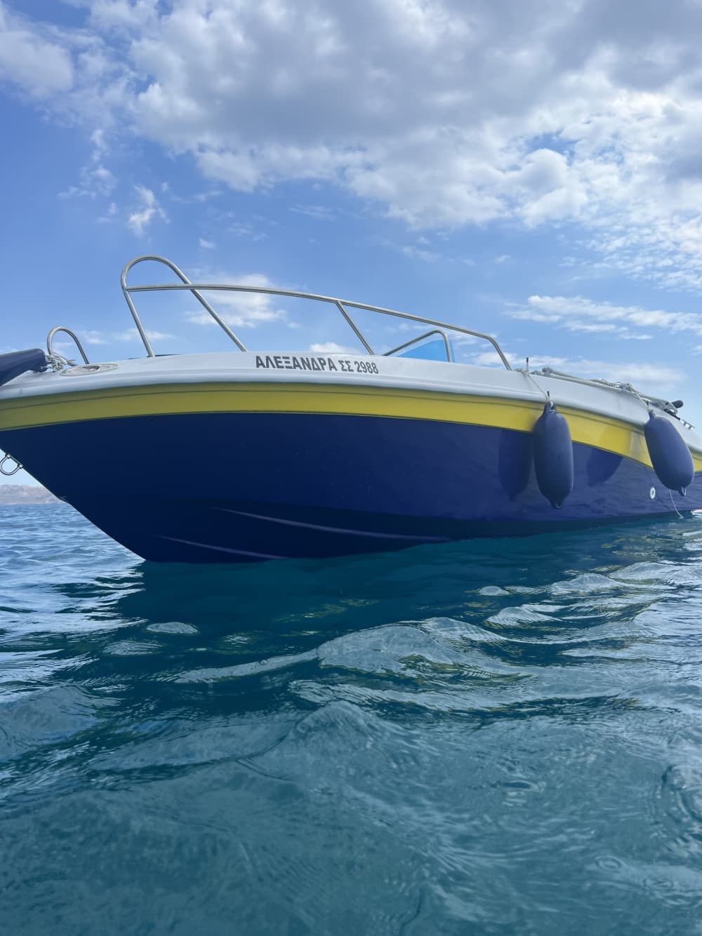 Votre journée à Athènes : louez un bateau à moteur pour 9 h de découverte.