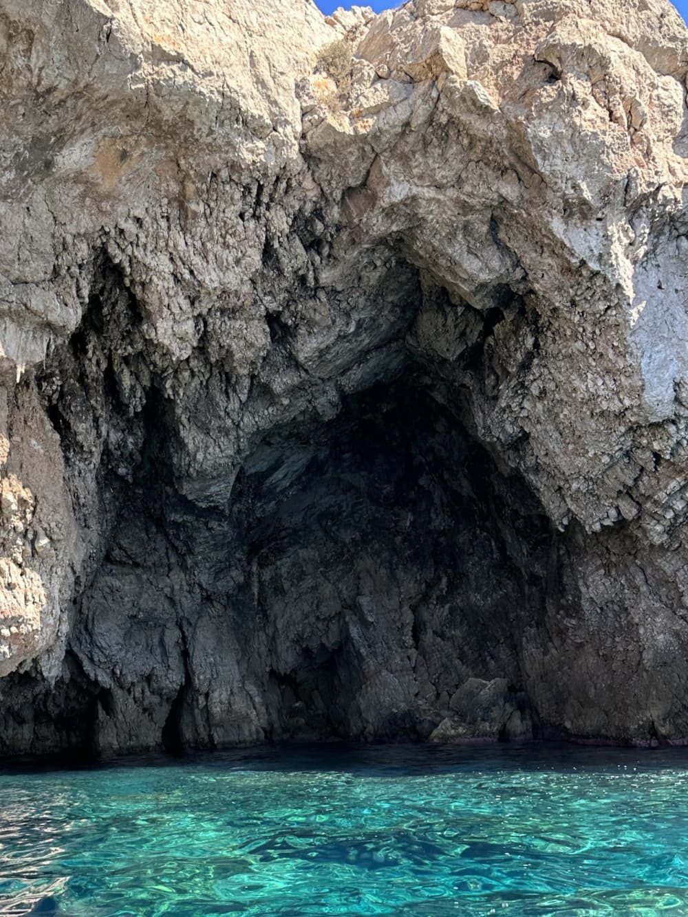 Your day in Athens: Rent a motorboat for 9h of discovery