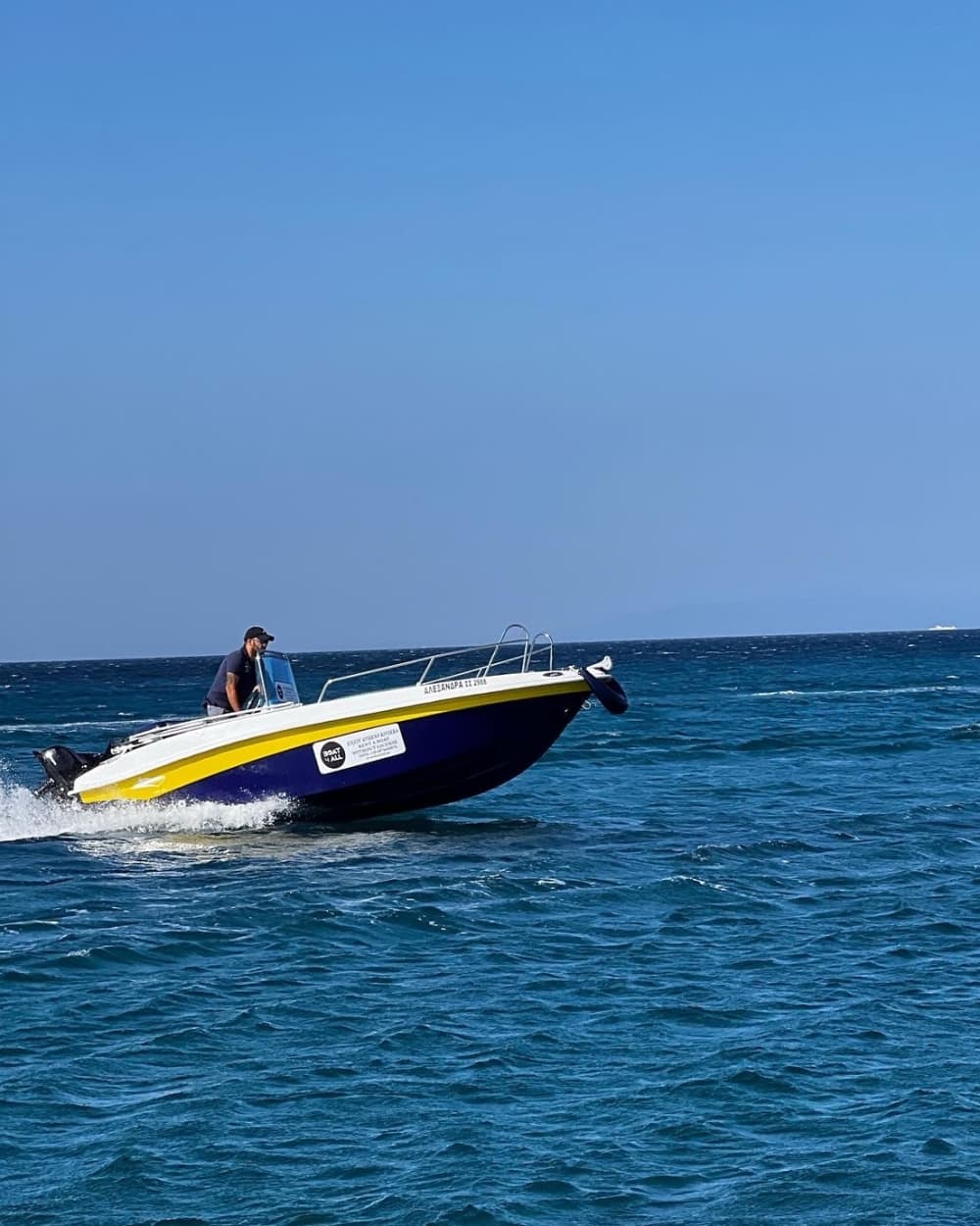 Votre journée à Athènes : louez un bateau à moteur pour 9 h de découverte.