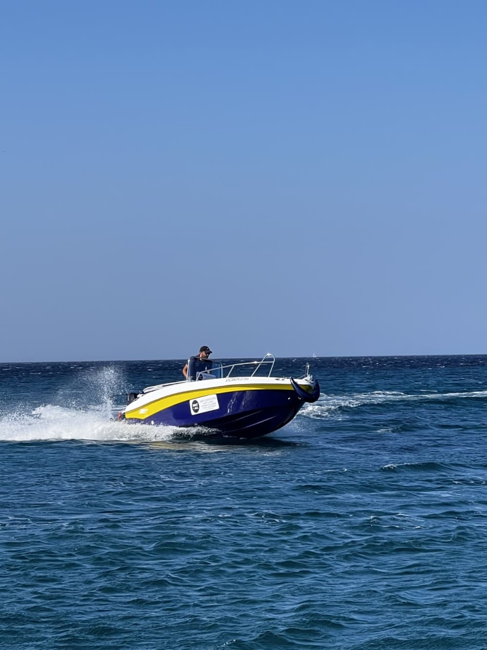 Your day in Athens: Rent a motorboat for 9h of discovery