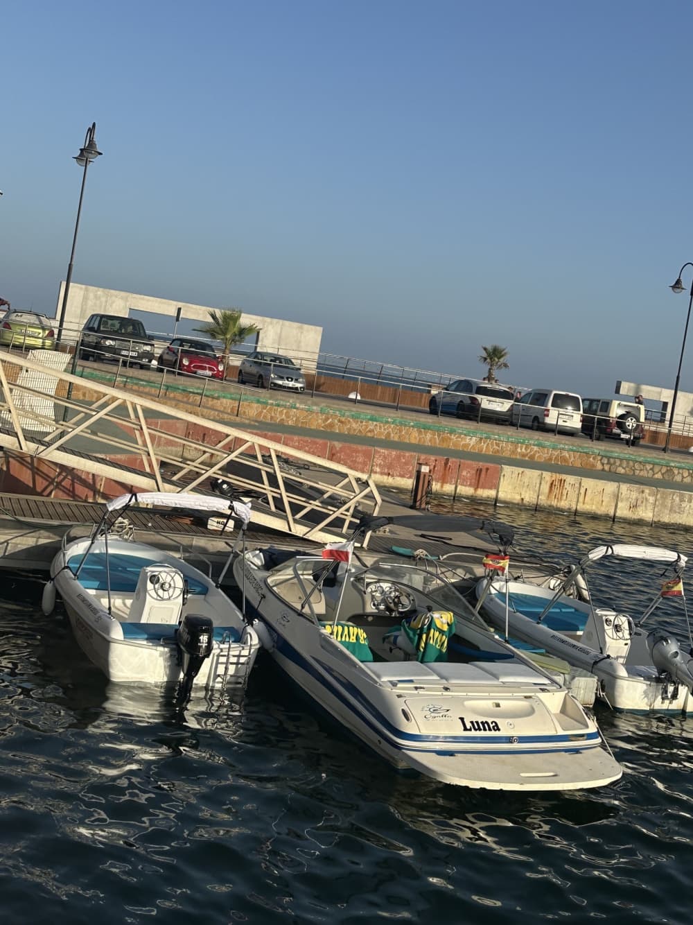 4 Stunden 45 Minuten, um Adra mit dem Motorboot zu entdecken