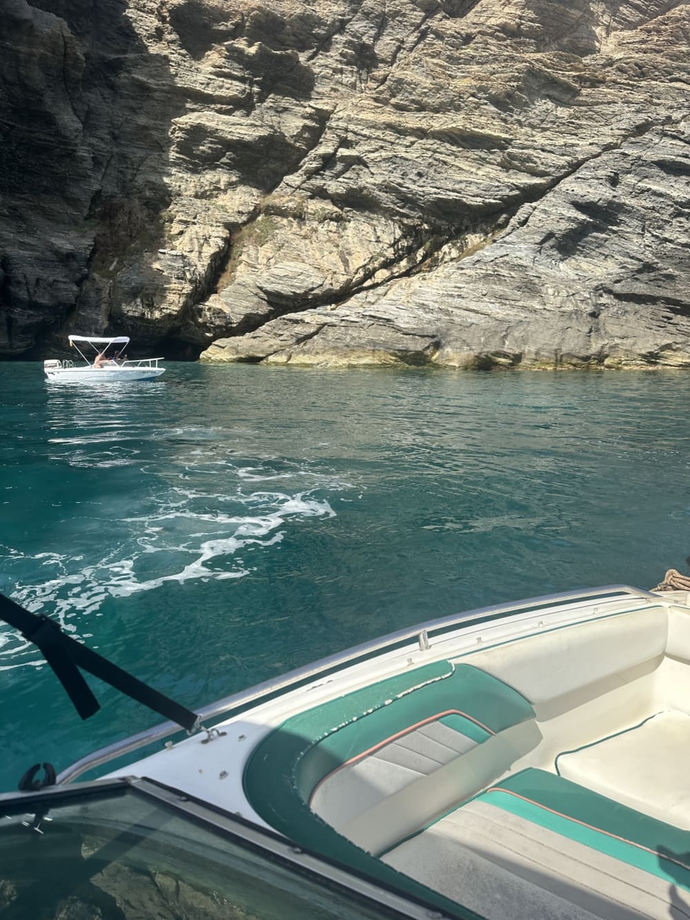 4 Stunden 45 Minuten, um Adra mit dem Motorboot zu entdecken