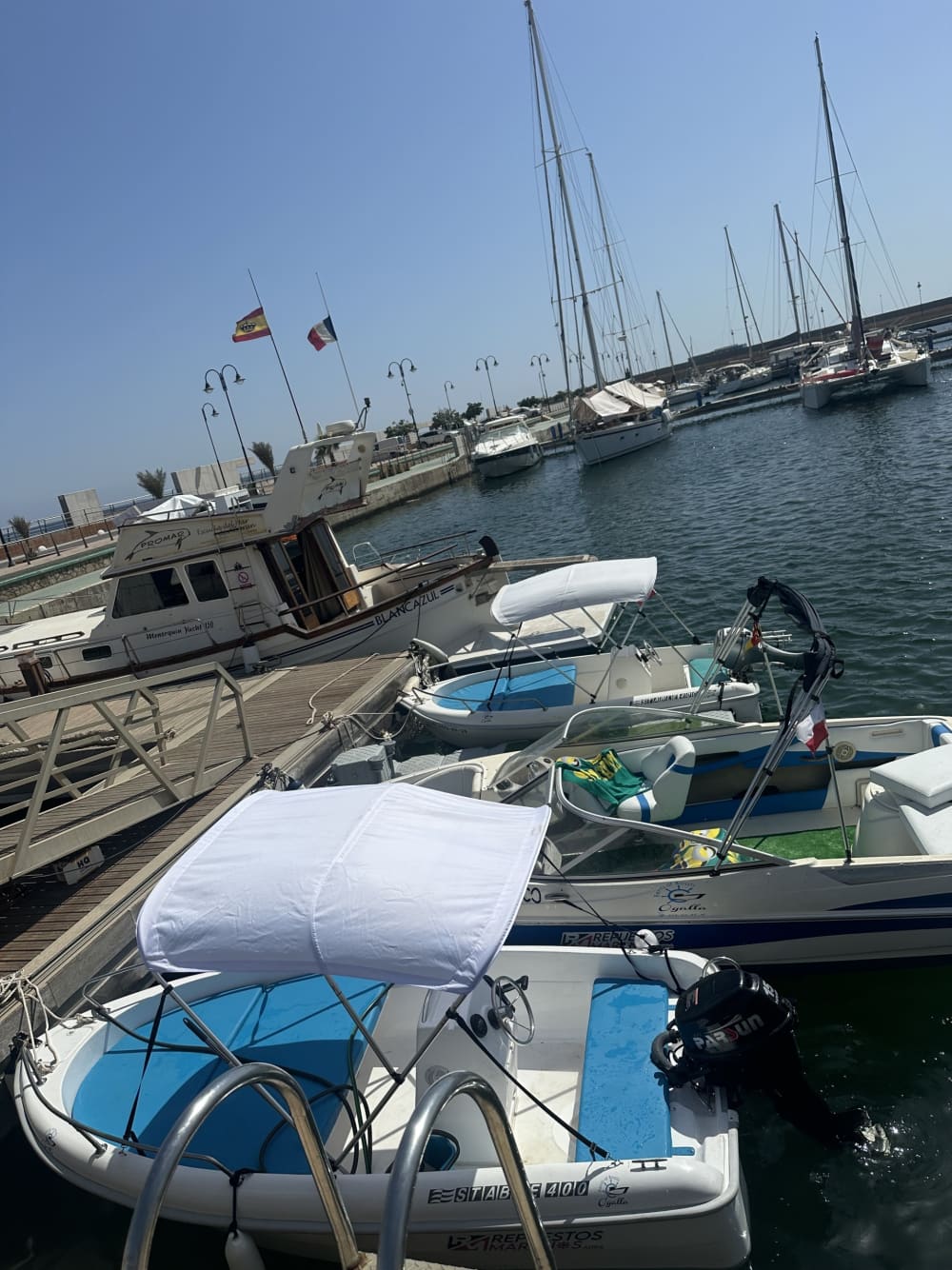 4 Stunden 45 Minuten, um Adra mit dem Motorboot zu entdecken