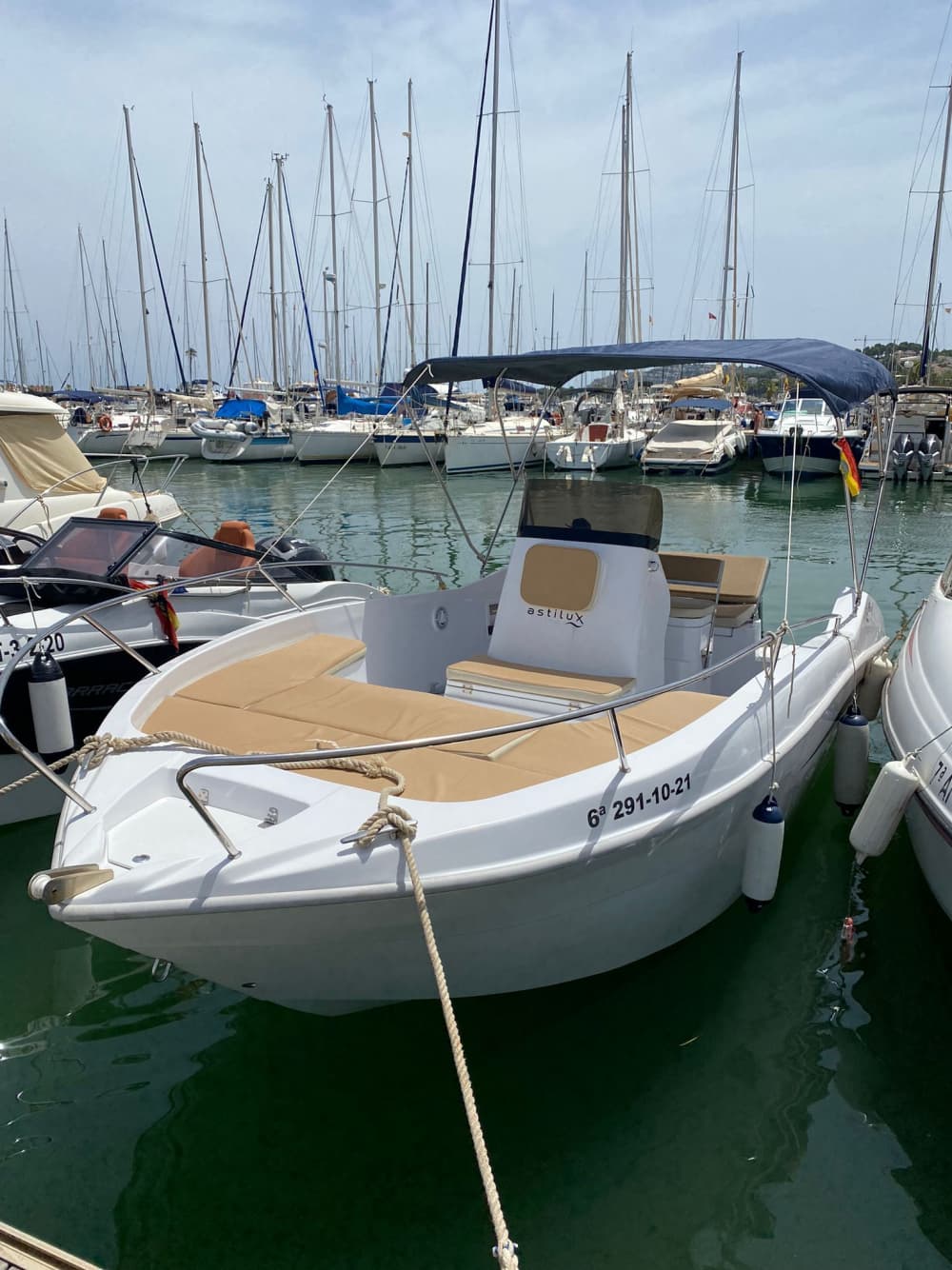 Relájate en un paseo en barco de 3 horas y media en Valencia.