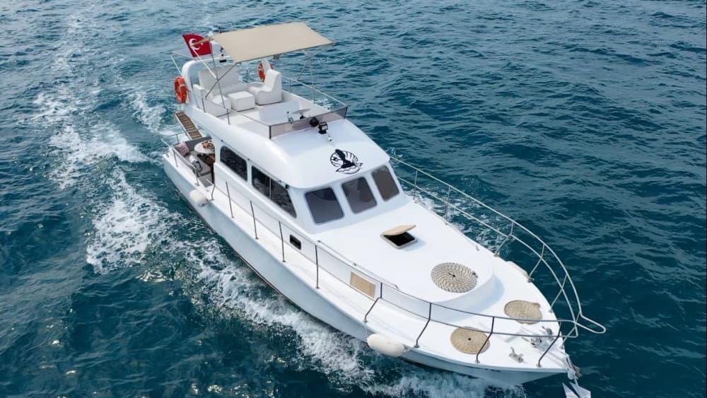 4 Stunden, um Side auf einer Motoryacht zu entdecken