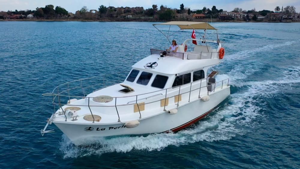 4 Stunden, um Side auf einer Motoryacht zu entdecken