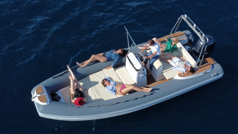 Scopri Genova con un'escursione di un'intera giornata in motoscafo.