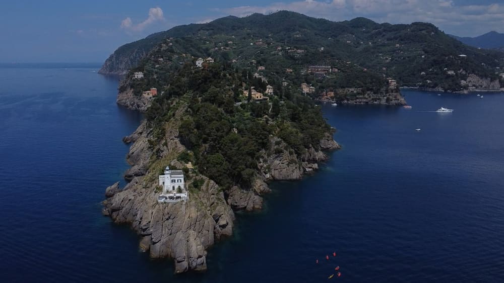 Scopri Genova con un'escursione di un'intera giornata in motoscafo.