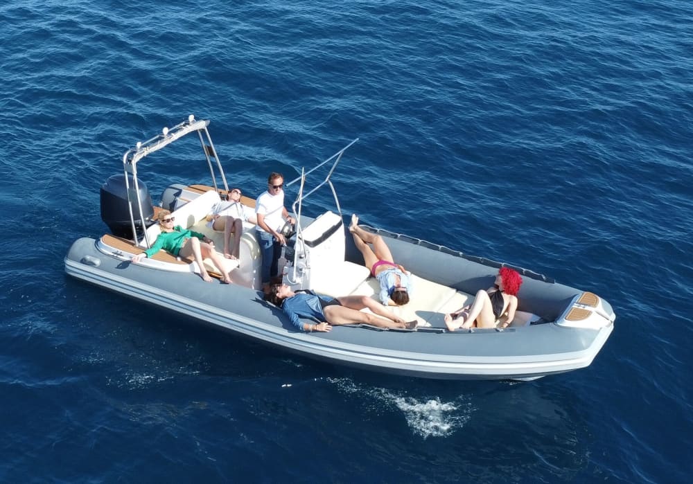 Scopri Genova con un'escursione di un'intera giornata in motoscafo.