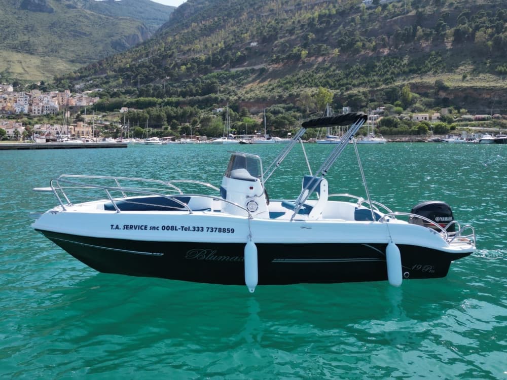 Din dag i Castellammare del Golfo: Hyr en motorbåt för 9 timmars upptäcktsfärd