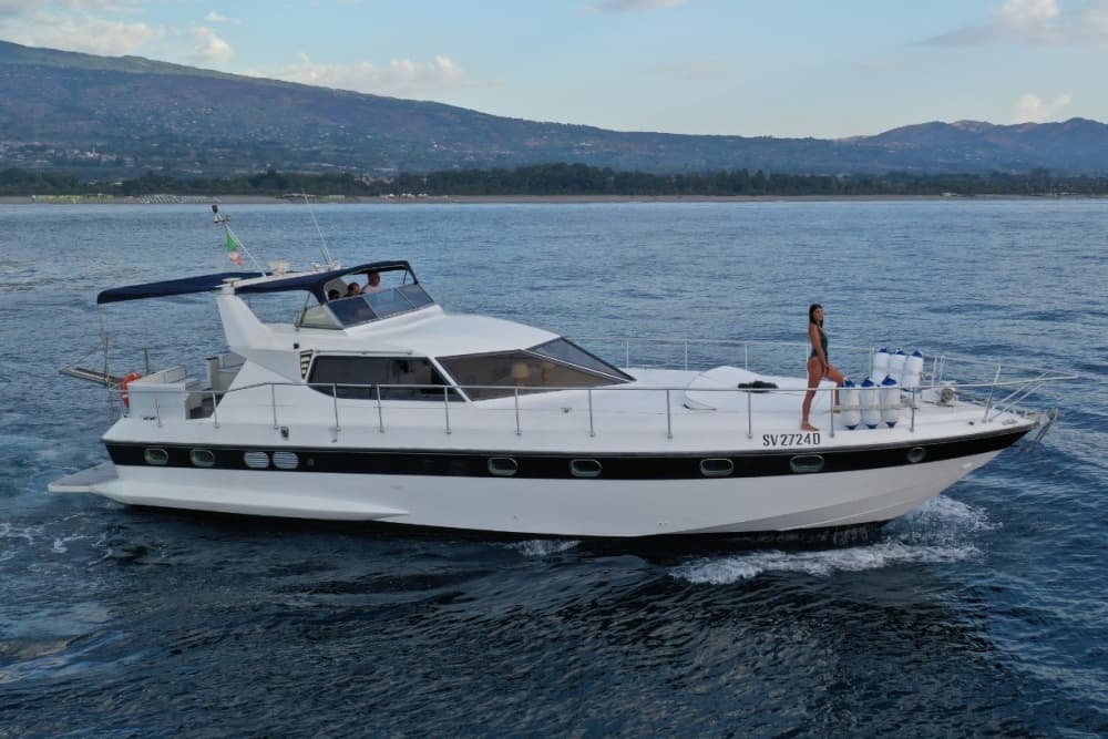 Découvrez Giardini Naxos en bateau à moteur pendant 8 heures