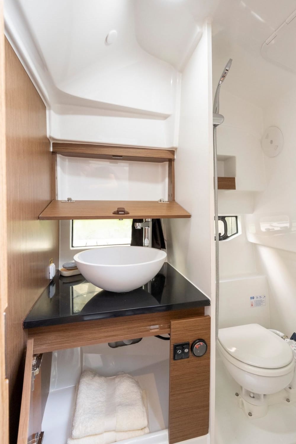 3 ore e 45 minuti a Carboneras: noleggia una barca a motore e goditi