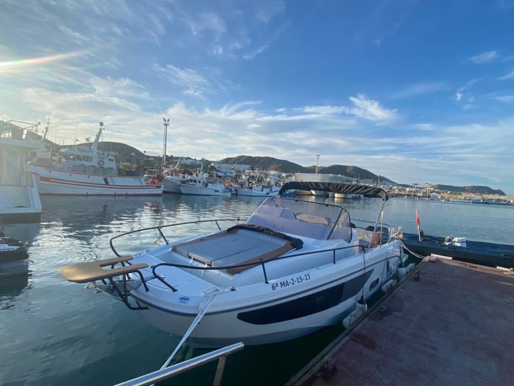 3 ore e 45 minuti a Carboneras: noleggia una barca a motore e goditi