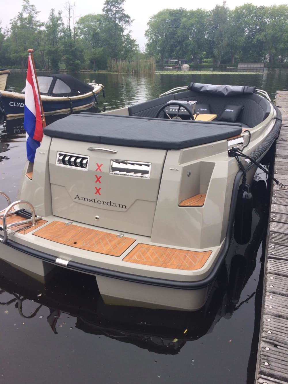 Utforska Diemen med båt: En heldag på vattnet ombord på en motorbåt