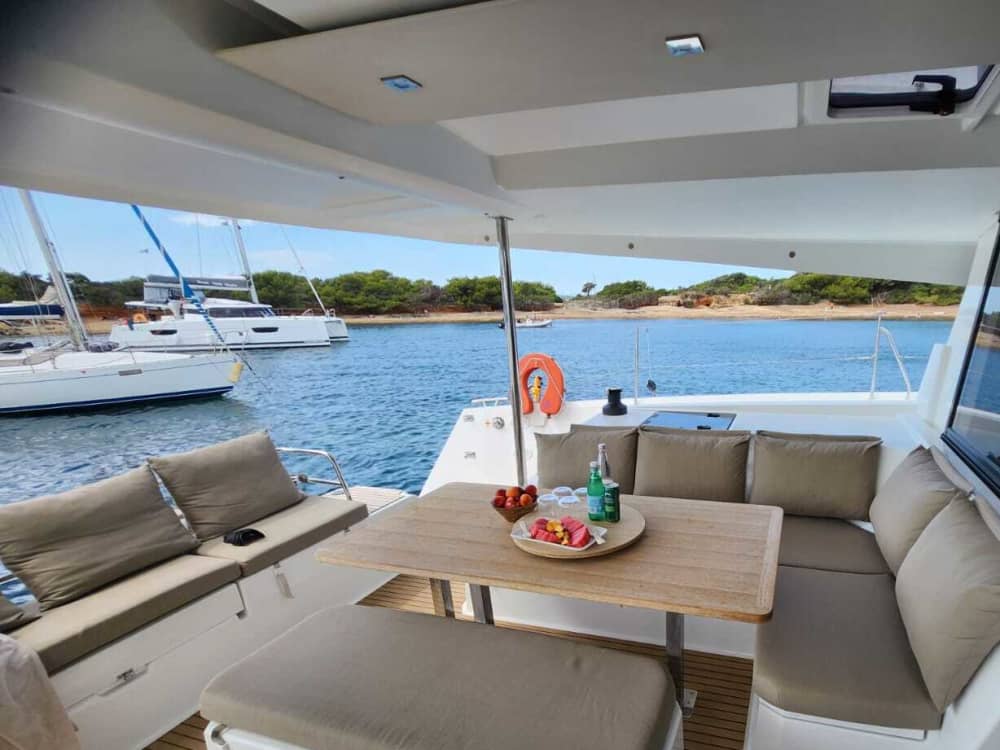 Een dagvullende zeiltocht op een catamaran in Porquerolles