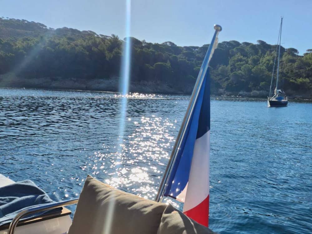 Een dagvullende zeiltocht op een catamaran in Porquerolles