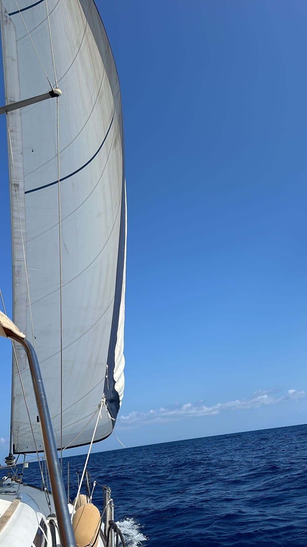 Escursione di un'intera giornata in barca a vela a Sorrento.