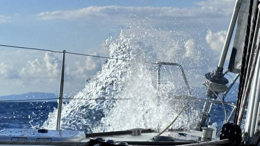 Escursione di un'intera giornata in barca a vela a Sorrento.