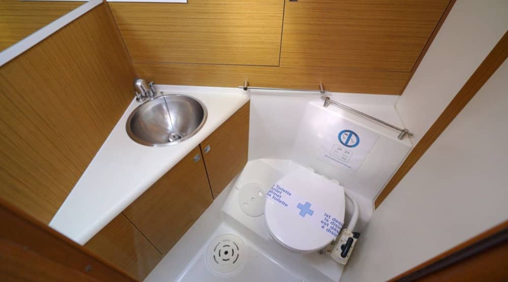 Escursione di un'intera giornata in barca a vela a Sorrento.