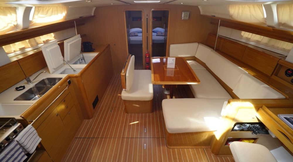 Escursione di un'intera giornata in barca a vela a Sorrento.