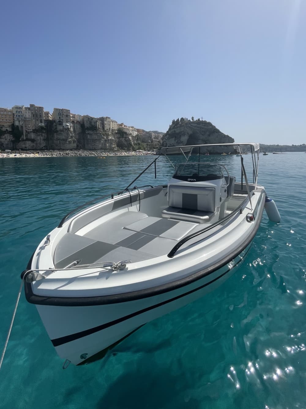 Ontdekkingstocht door Tropea van een halve dag: een korte ontsnapping op een motorboot.