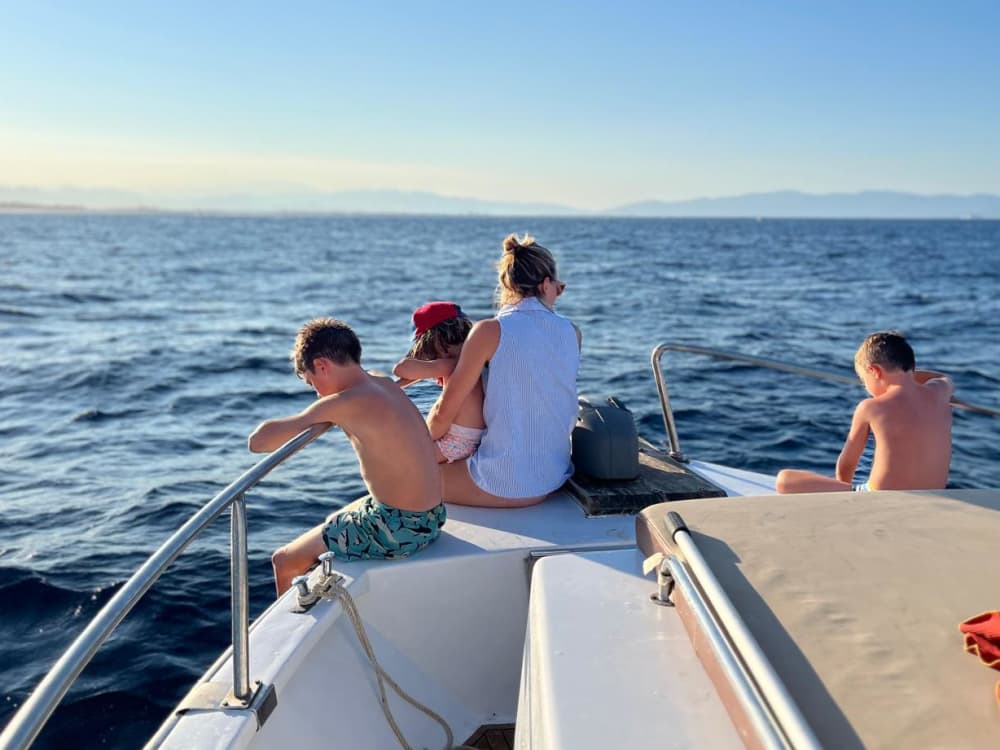 Откройте для себя Л'Эскалу, совершив 7-часовую прогулку на моторной лодке.