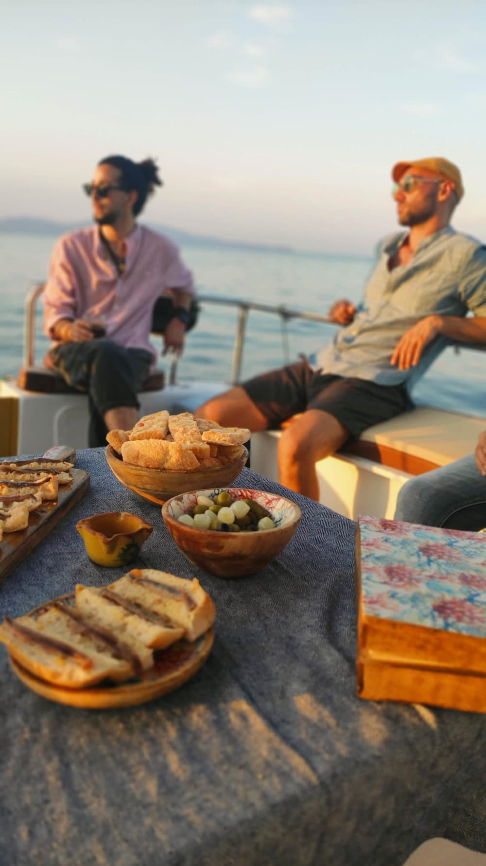 Откройте для себя Л'Эскалу, совершив 7-часовую прогулку на моторной лодке.