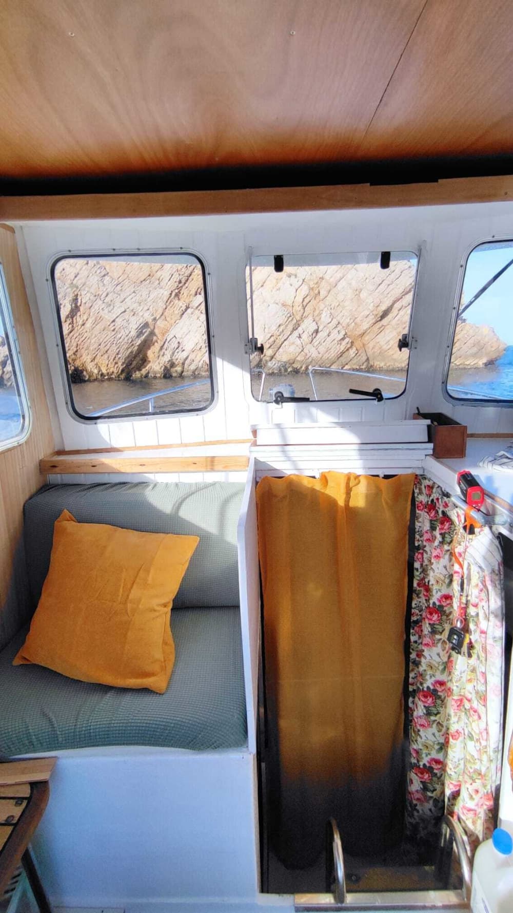 Откройте для себя Л'Эскалу, совершив 7-часовую прогулку на моторной лодке.