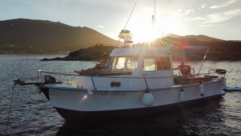 Откройте для себя Л'Эскалу, совершив 7-часовую прогулку на моторной лодке.