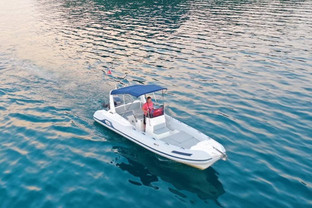 Explorez Lefkada en une demi-journée : louez un bateau à moteur pour 4 h