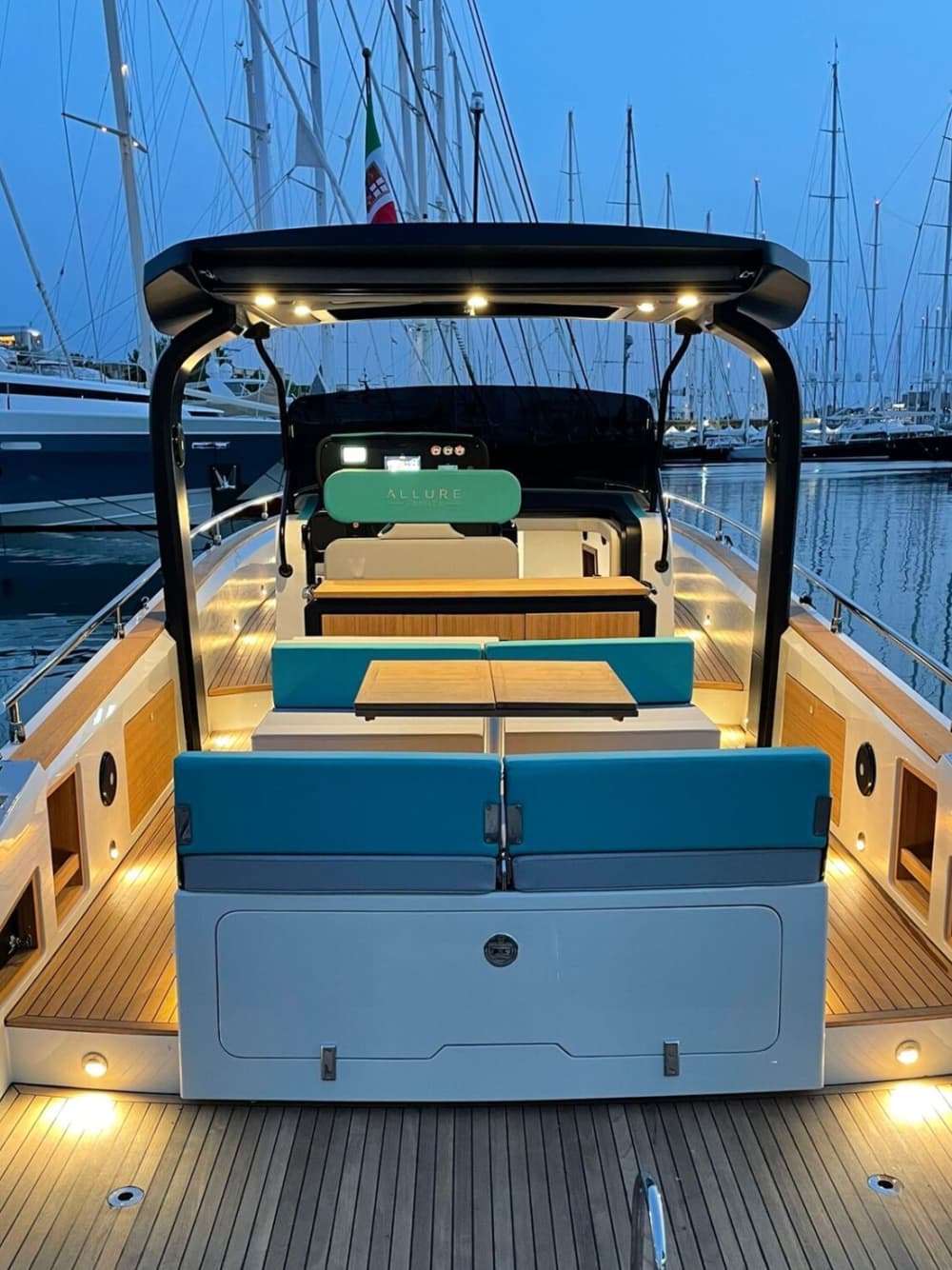 Más allá de la costa: un crucero costero privado a Sitges y Blanes