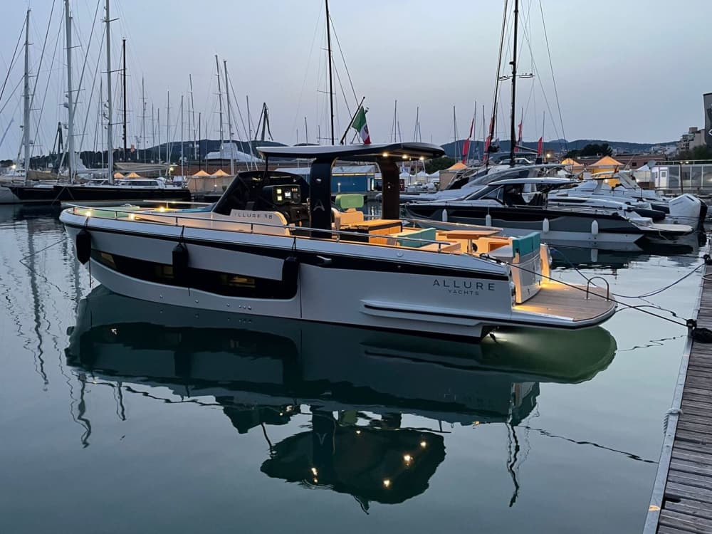 Deriva Costera: Día en Barco Privado a Sitges y Blanes