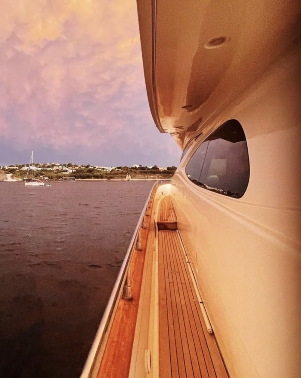 Ontdek Capo d'Orlando in één dag: het ware Dolce Vita op een motorjacht.