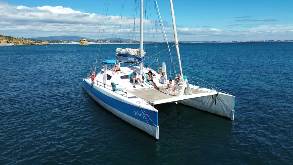 Escursione di mezza giornata su un catamarano da sogno per scoprire Alvor e i suoi dintorni