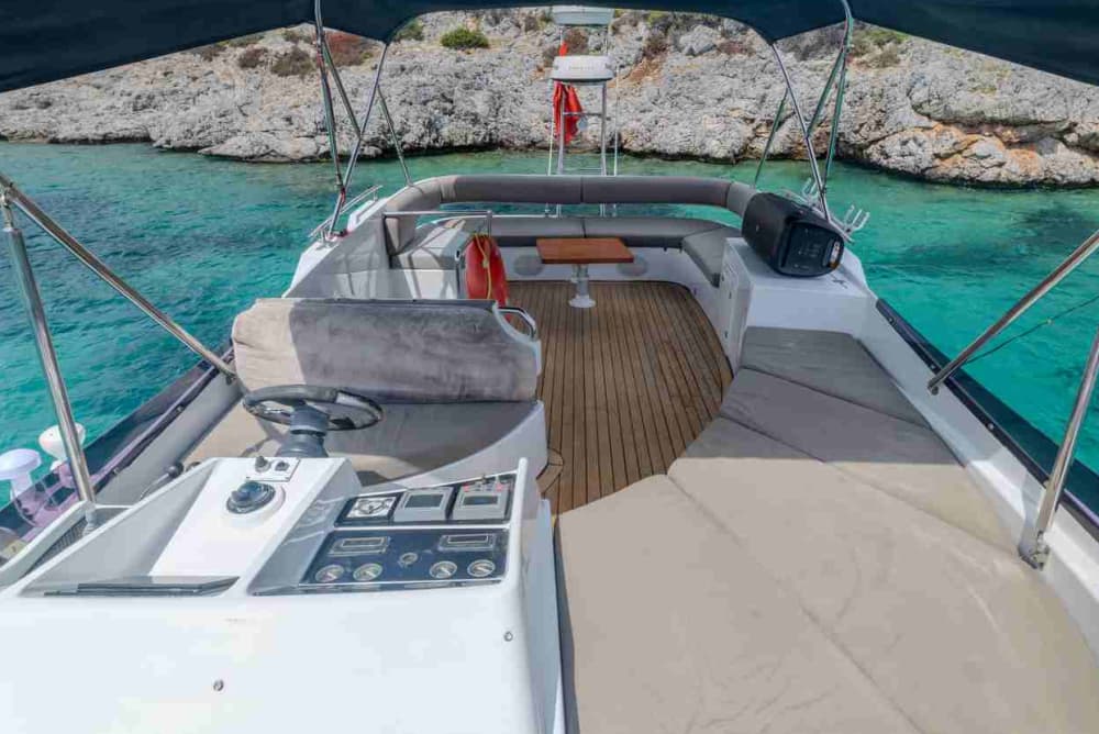 Navegue hacia la serenidad: una escapada en yate privado a través del azul oculto de Bodrum