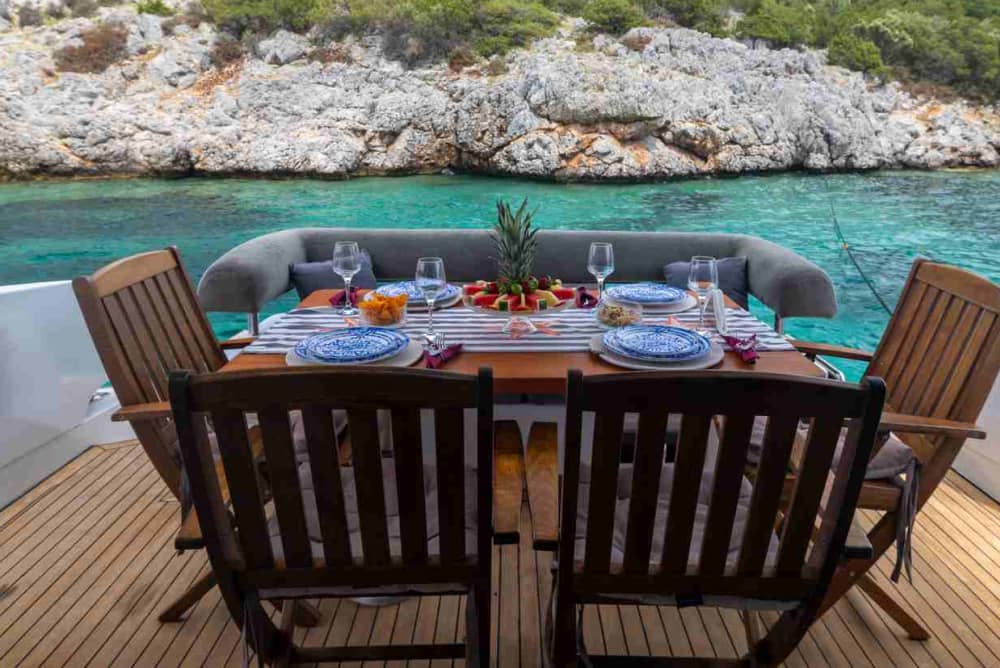 Navegue hacia la serenidad: una escapada en yate privado a través del azul oculto de Bodrum