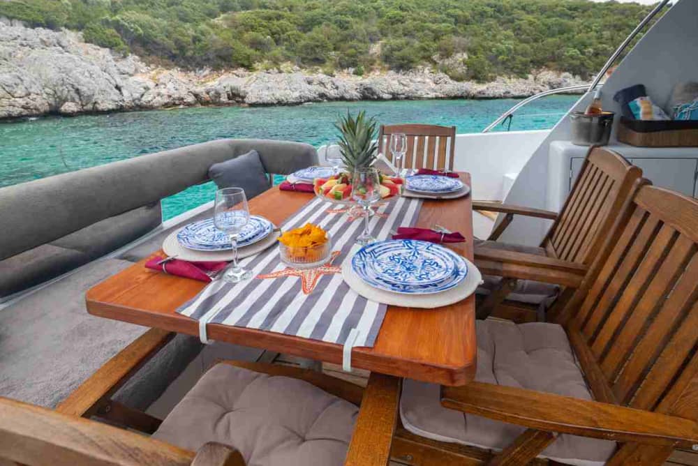 Navegue hacia la serenidad: una escapada en yate privado a través del azul oculto de Bodrum