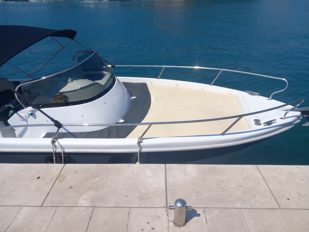 Seu dia em Dubrovnik: Alugue uma lancha para um dia inteiro de descobertas.