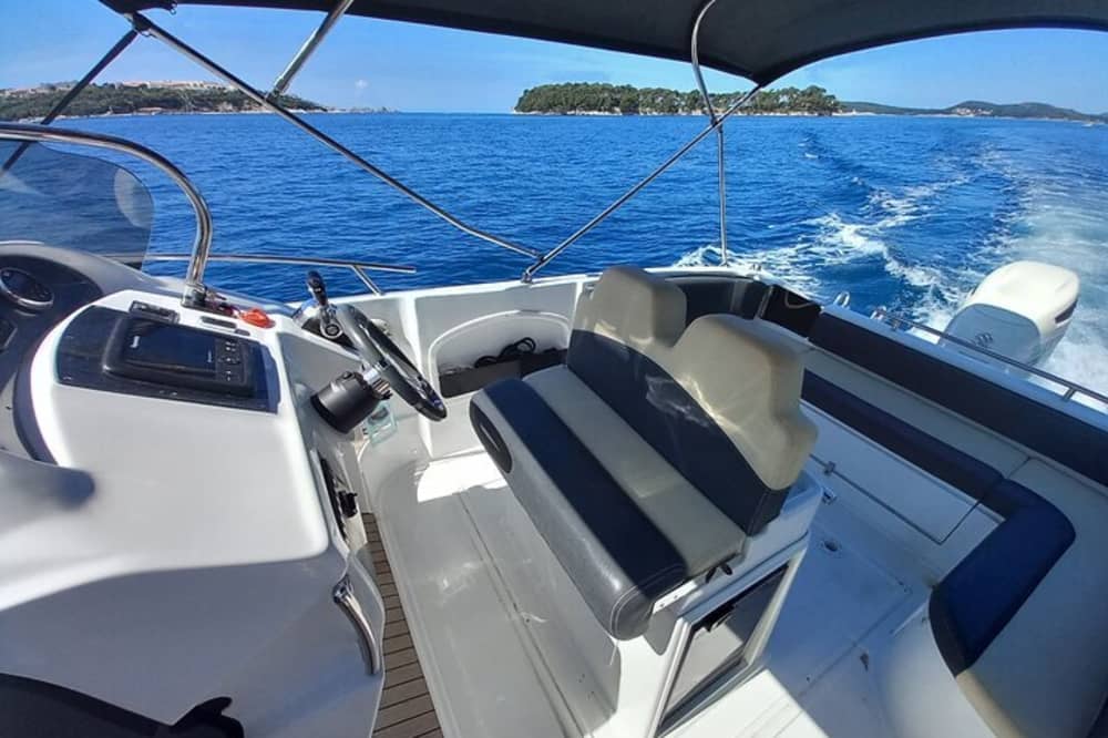 La tua giornata a Dubrovnik: noleggia una barca a motore per una giornata intera alla scoperta della città.